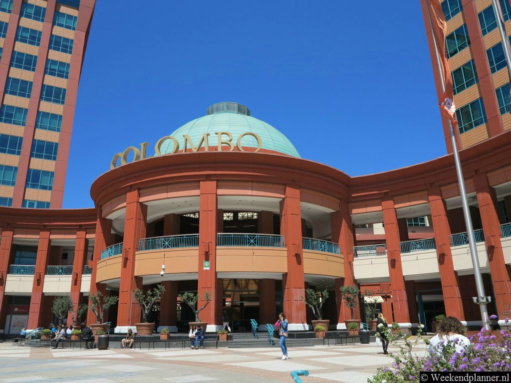 Het winkelcentrum Centro Comercial Colombo. Adres: Avenida Lusiada, Lissabon. Onder het winkelcentrum is het metrostation Colegrio Militar/Luz.Tip: Shoppen in Lissabon.